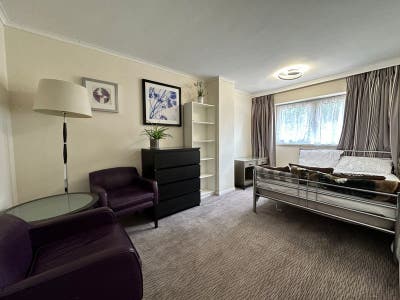 Bright Large Double  in All Female 4Bed Flat Main Photo