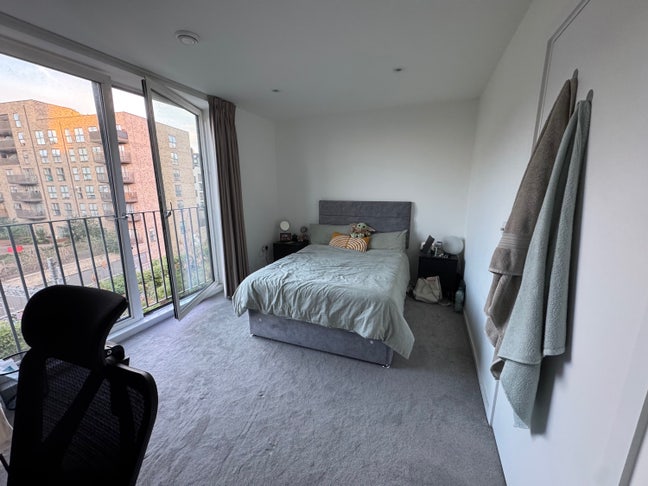Spacious Double Room in East Village, London Main Photo