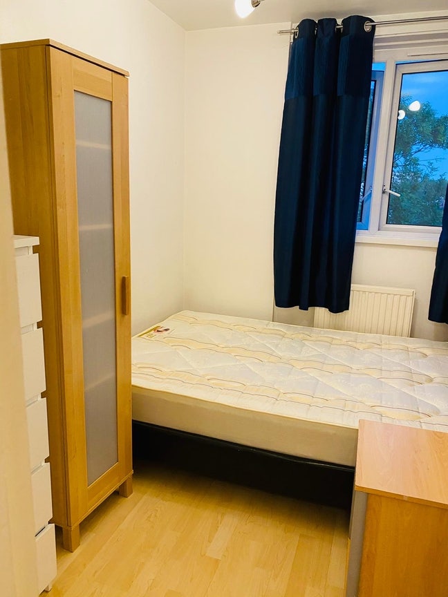 Room at flat based in West Kensington (18) Main Photo