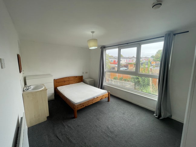 Large Double Room Stevenage All Bills Included Main Photo