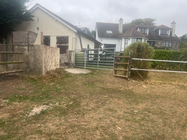 Single bedsit rural location  Main Photo