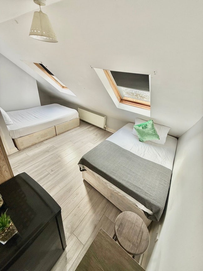 🛏️ 1 Double & 2 Single rooms in - NEASDEN  Main Photo