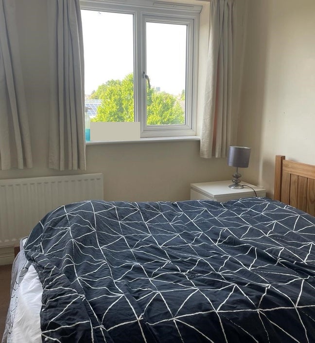 Furnished Double Room- Near Train St - No Deposit Main Photo