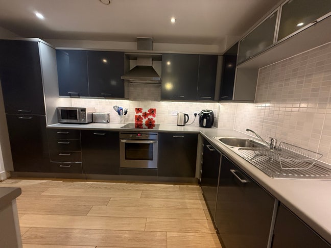 Short lets 2 bed/2 bath flat parking bills inc  Main Photo