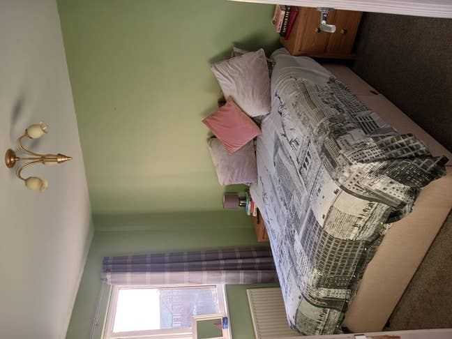 Double room in 3 bedroom house share Main Photo