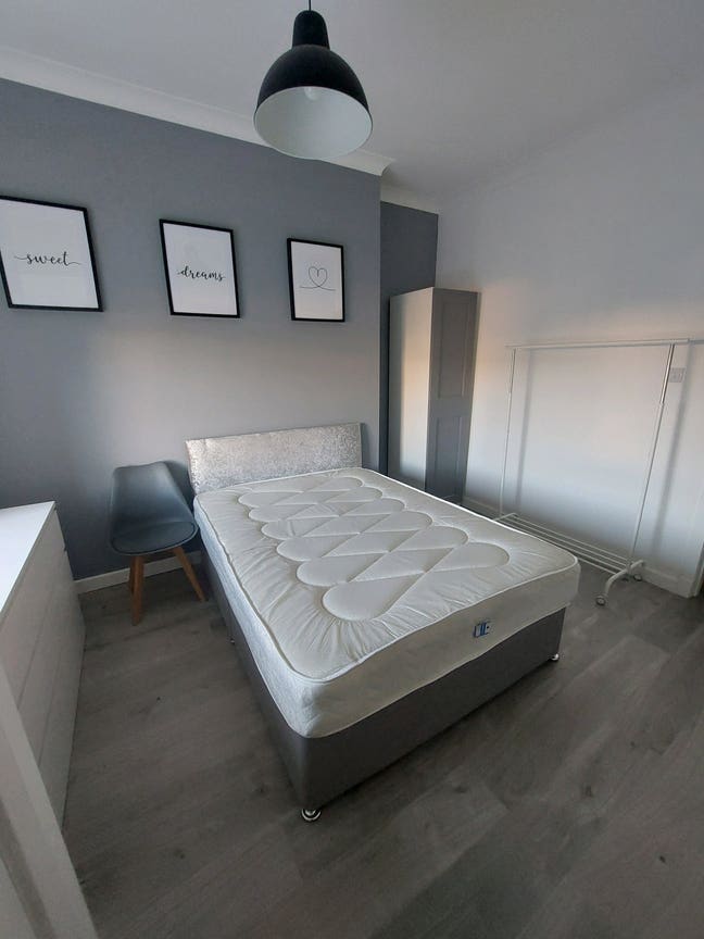 Double room for rent East Side Main Photo