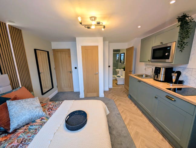 Extra Large Studio & Ensuite  Main Photo