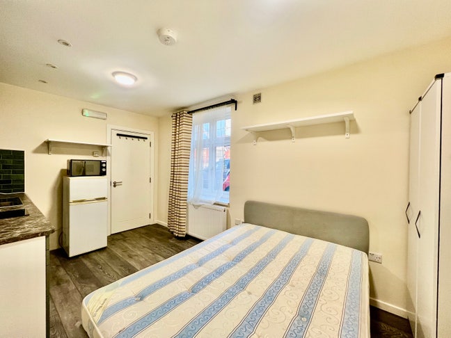 A newly renovated studio  Main Photo