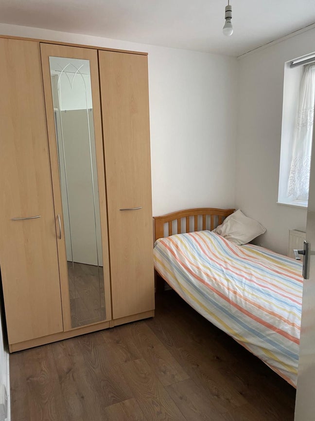 Single room in clean quiet home Main Photo