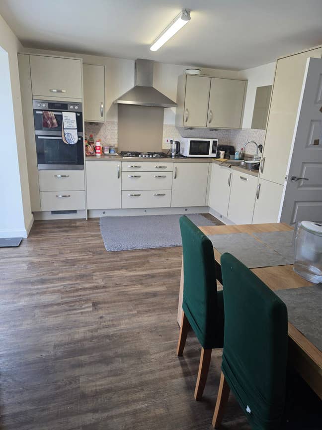 Large double room in a clean & tidy house Main Photo