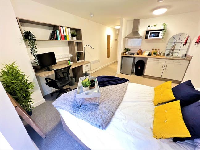 Studio flat minutes from Staffordshire University Main Photo