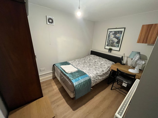 Cosy room available in Oval Main Photo