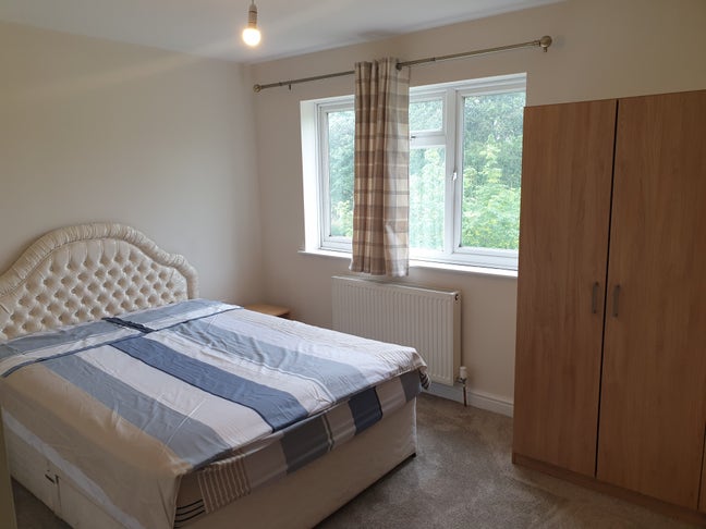 Large double-room in a quiet Duston location Main Photo