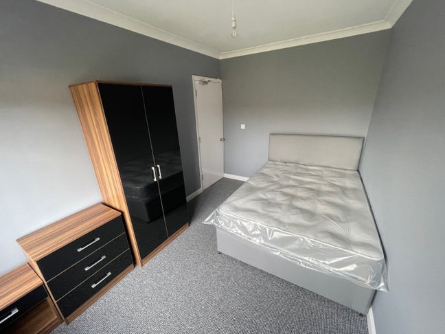 4 bed 2 bathroom house available now  Main Photo