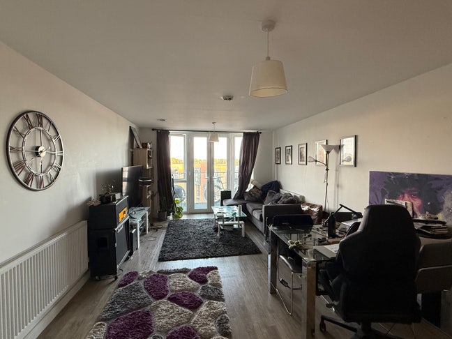 Large double room with en suite by Reading station Main Photo