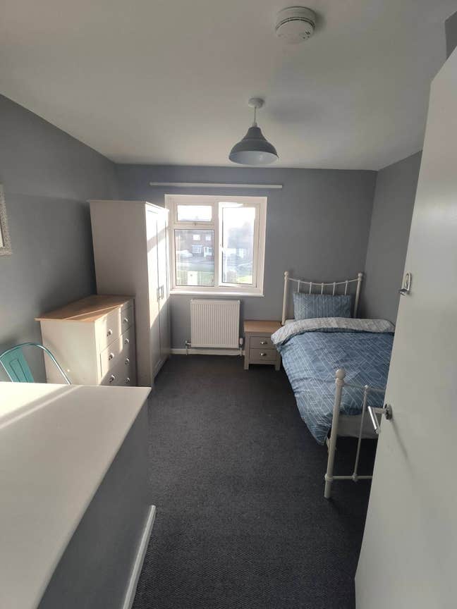 Single Room to Rent inc. Bills Crawley Town Centre Main Photo