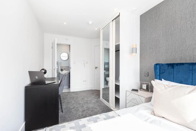 Contemporary & Relaxed Large En-Suite Room Main Photo