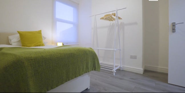 Beautiful ensuite room next to train station. Main Photo