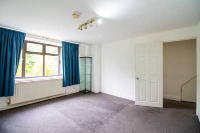 Spacious Ground floor flat with Garden &parking Main Photo