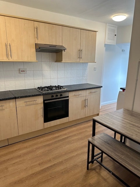Spacious 4 double bed flat with separate lounge Main Photo
