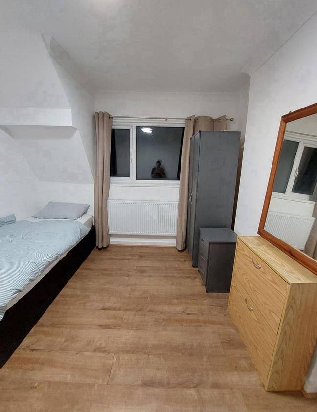 A Spacious Room is available to rent Main Photo
