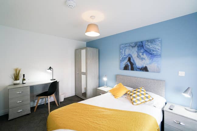 A Double Room with a Private Bathroom Available Main Photo