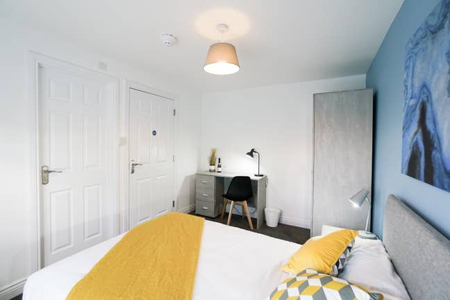 A Double Room with a Private Bathroom Available Main Photo