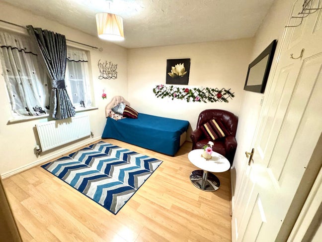 Beautiful, Spacious Double Room , Near Queen Hospi Main Photo