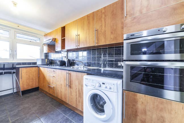 🌟 Budget-Friendly Rooms in Barons Court  🛏️ Main Photo