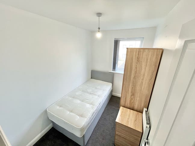 Affordable Single Room in Stylish 4-Bed Share | B5 Main Photo