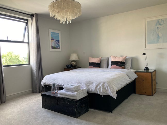 Light, bright large double room Main Photo