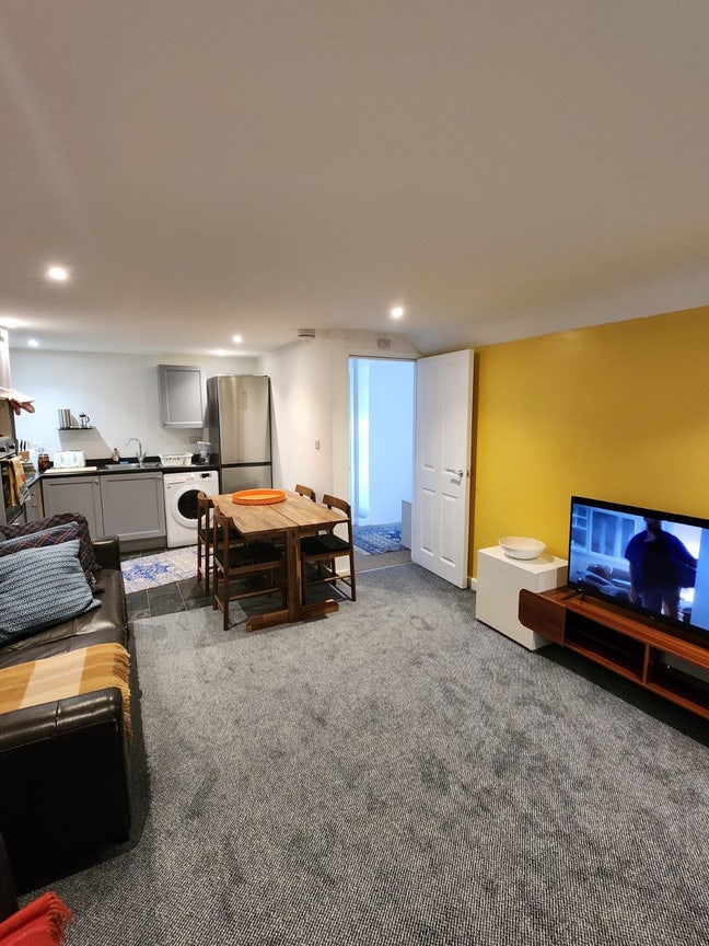 Single room in two bedroom flat Main Photo