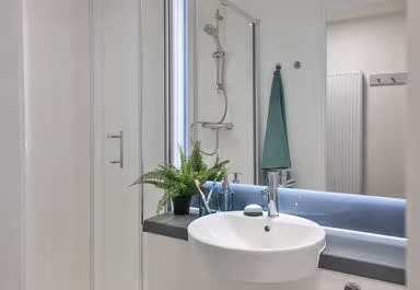 Brigg Point Single Ensuite room Main Photo