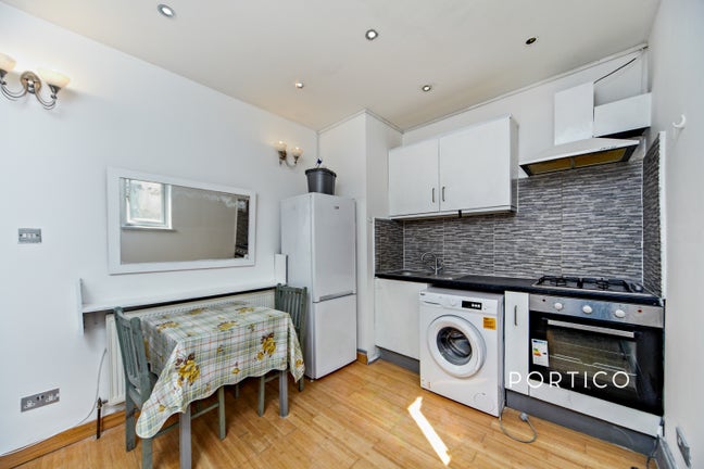 1 Bedroom Flat - 2 Mins from Tube Station! Main Photo