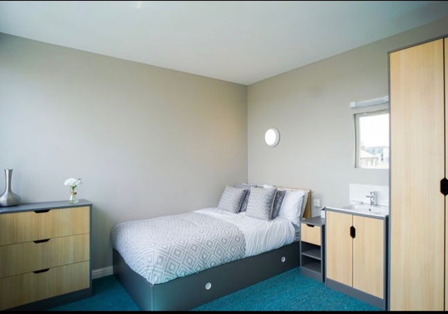 8 Roxburgh Looking for a replacement tenant  Main Photo