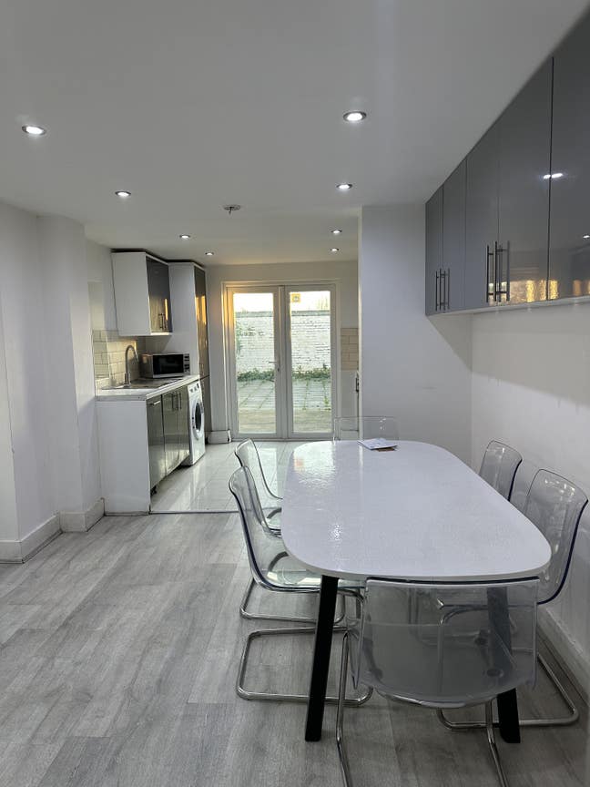 Double £800 -Single -£500 - EastHam  Main Photo