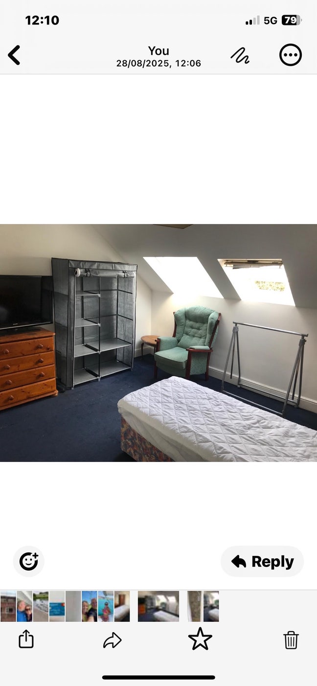 Saltaire large attic room 1 person  with own showe Main Photo