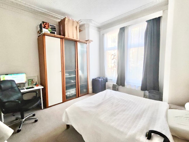 Beautiful Double Bed 5 mins Ealing Broadway Stat Main Photo