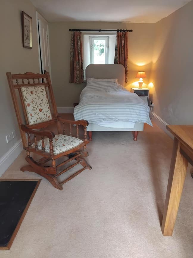 A comfortable spacious single room within a large. Main Photo