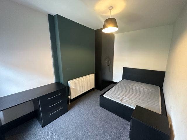 One bedroom in four bedroom student house  Main Photo