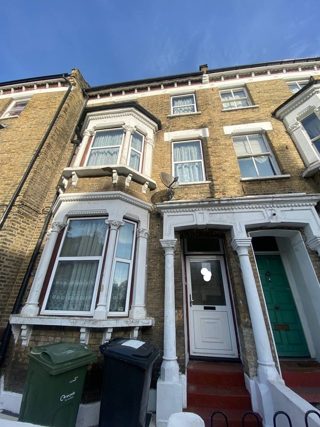 2 bedroom in Clapham, 5 minute walk to station  Main Photo
