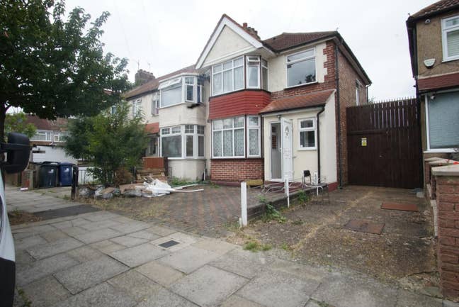 4 bed house available to rent in Perivale UB6 Main Photo