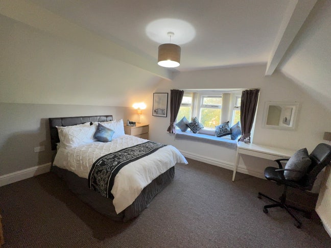 **Ensuite Room** **Parking** **Available Now** Main Photo