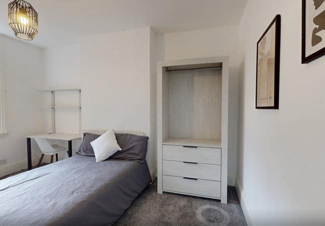 1 Bedroom Available in 5 Bed House Main Photo