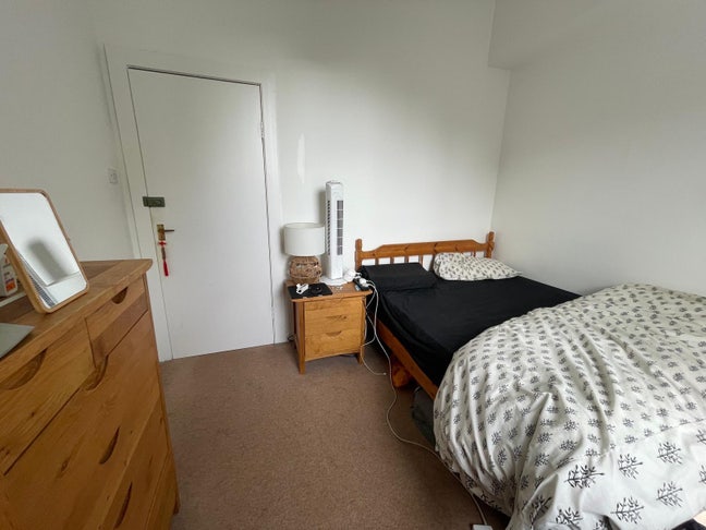 Double bedroom available in a two bedroom flat Main Photo