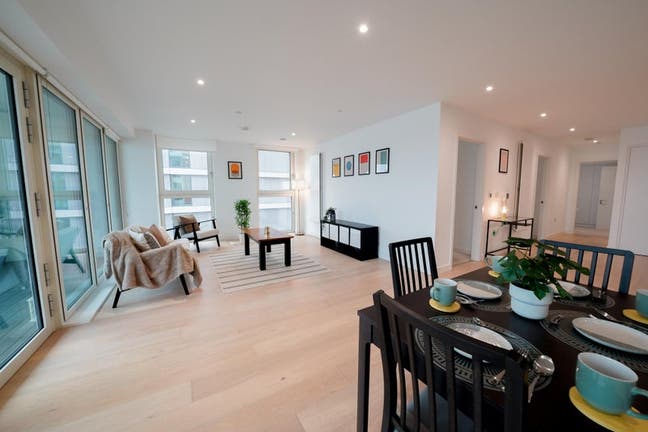 Bright&Large Dbl. in Stylish 3Bed w/Balcony+Lounge Main Photo
