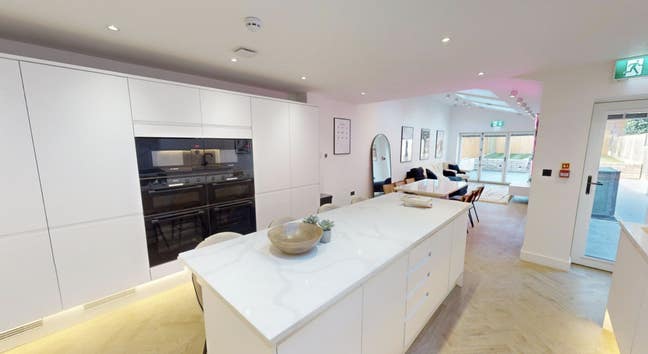 5 Bedrooms available in 8 Bed House Main Photo