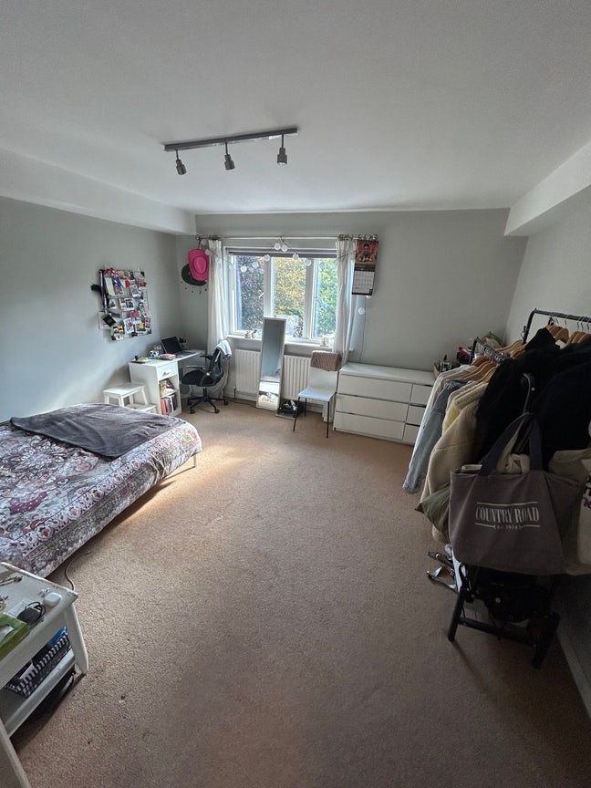 Huge SW4 Double W/ Ensuite - from 16 Sept Main Photo