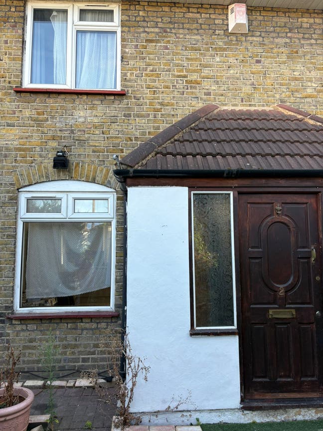 3-Bedroom Semi-Detached House at IG11 Main Photo