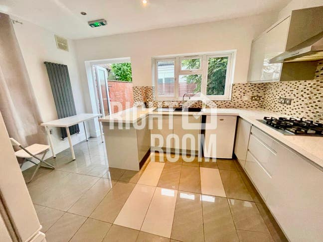 Affordable Room - Newly Refurbished House E17 Main Photo